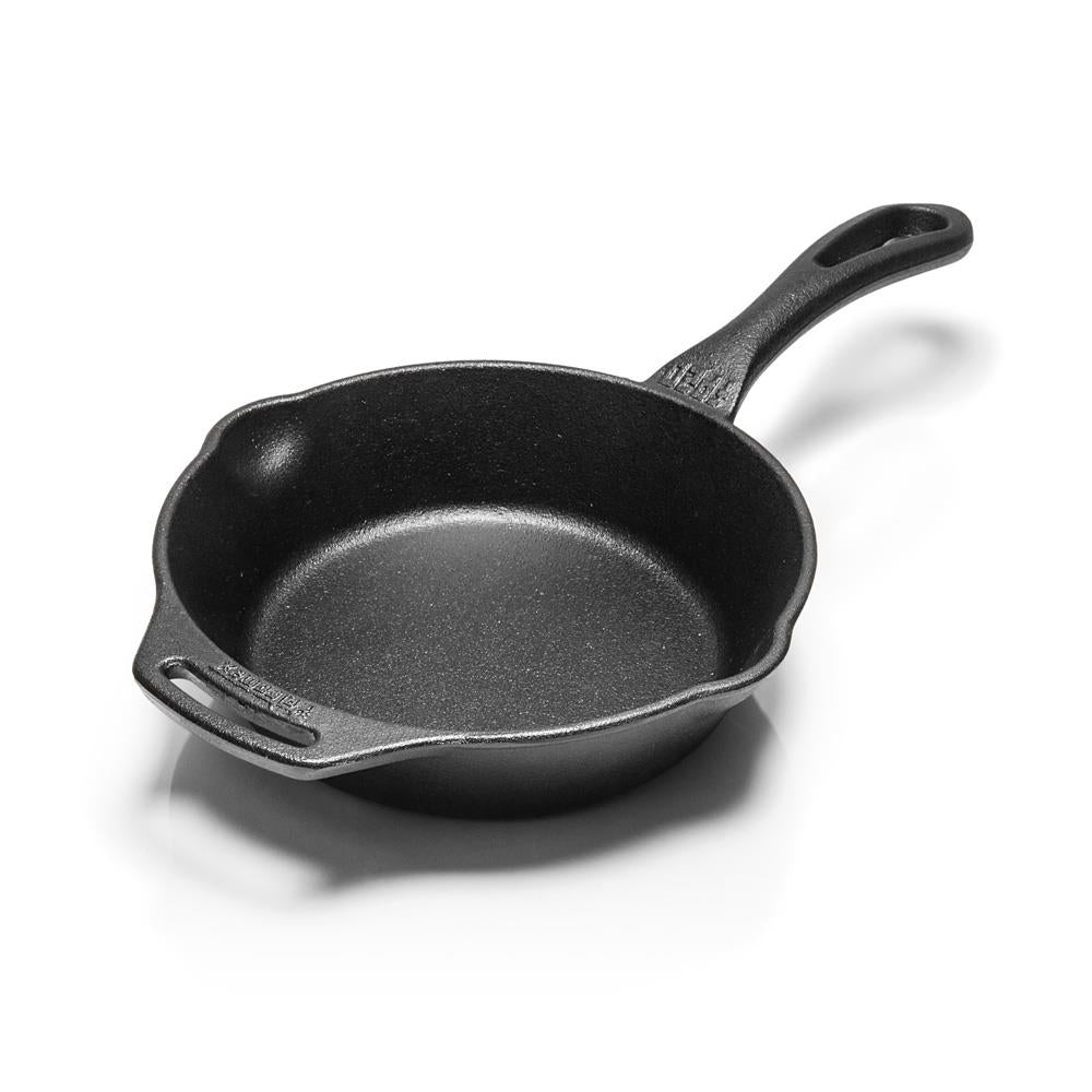 Schwarze Petromax Gusseisenpfanne mit Stiel auf weißem Hintergrund