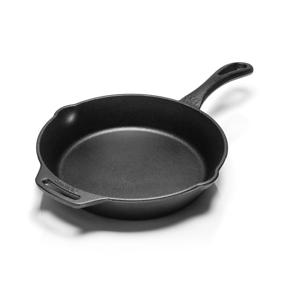 Schwarze Petromax Feuerpfanne fp35-t aus Gusseisen auf weißem Hintergrund