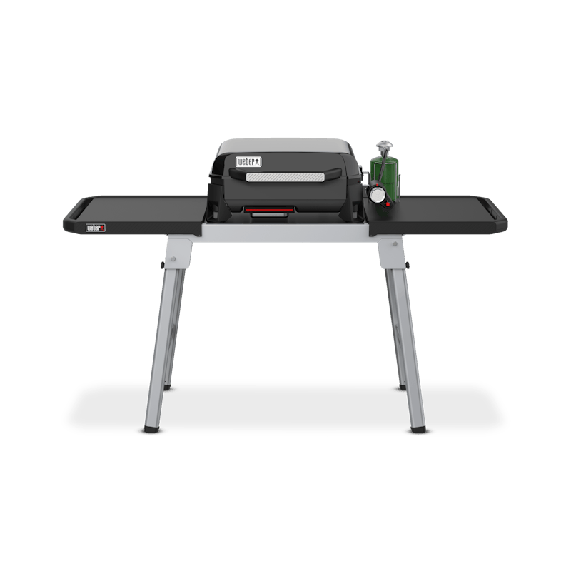 Weber Grilltisch mit ausziehbaren Seitentischen und modernem Grill in Studioansicht