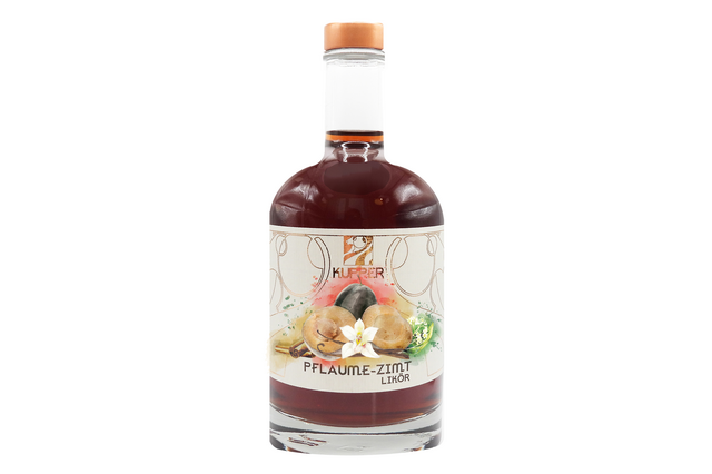 Flasche Kupper Pflaumen-Zimt-Likör mit Etikett auf weißem Hintergrund