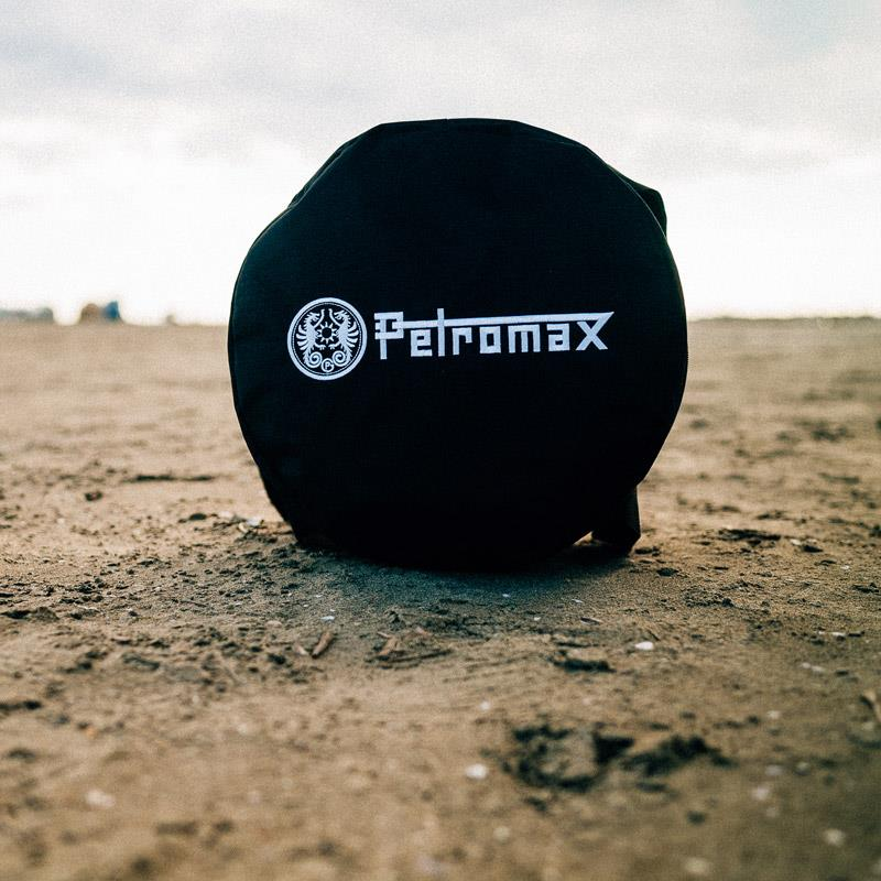 Schwarze Petromax Transporttasche für Feuertopf auf Sand mit Logo