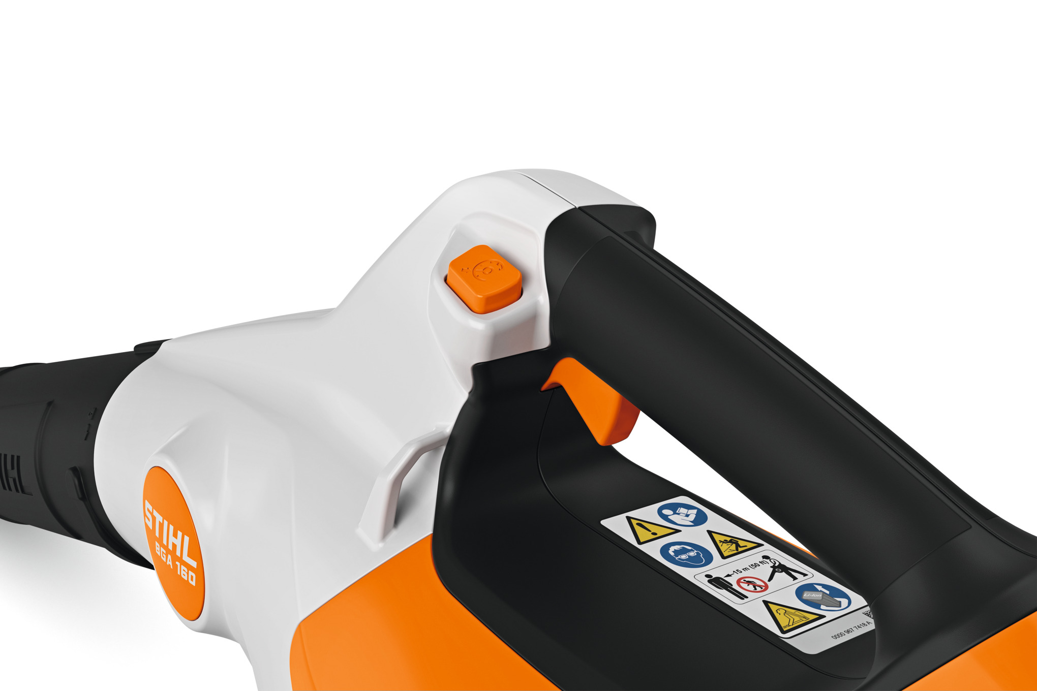 Nahaufnahme eines STIHL BGA 160 Akku-Laubbläsers mit Fokus auf Bedienelemente und Markenlogo