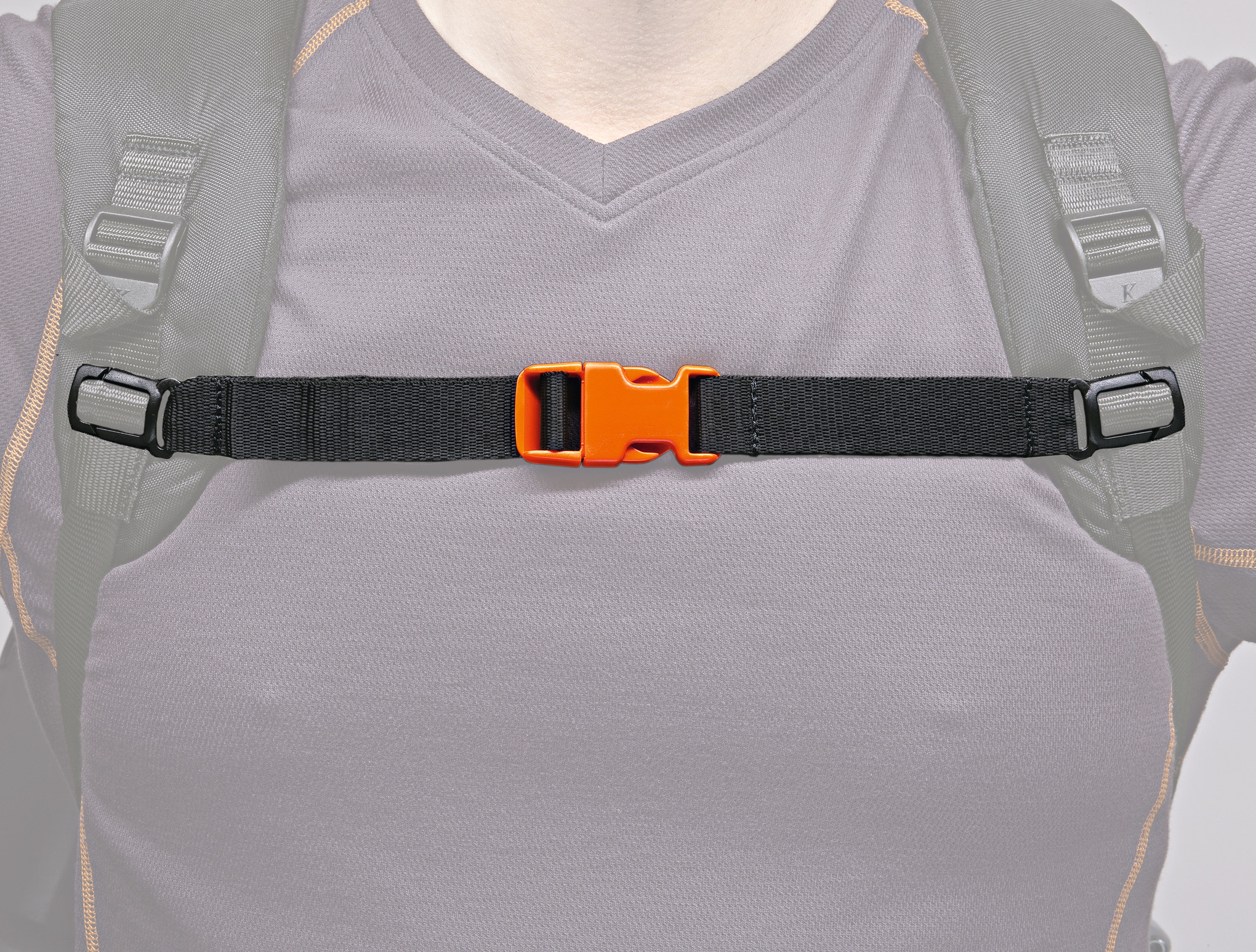 STIHL Brustgurt ADVANCE an einem grauen Rucksack mit orangefarbenem Verschluss