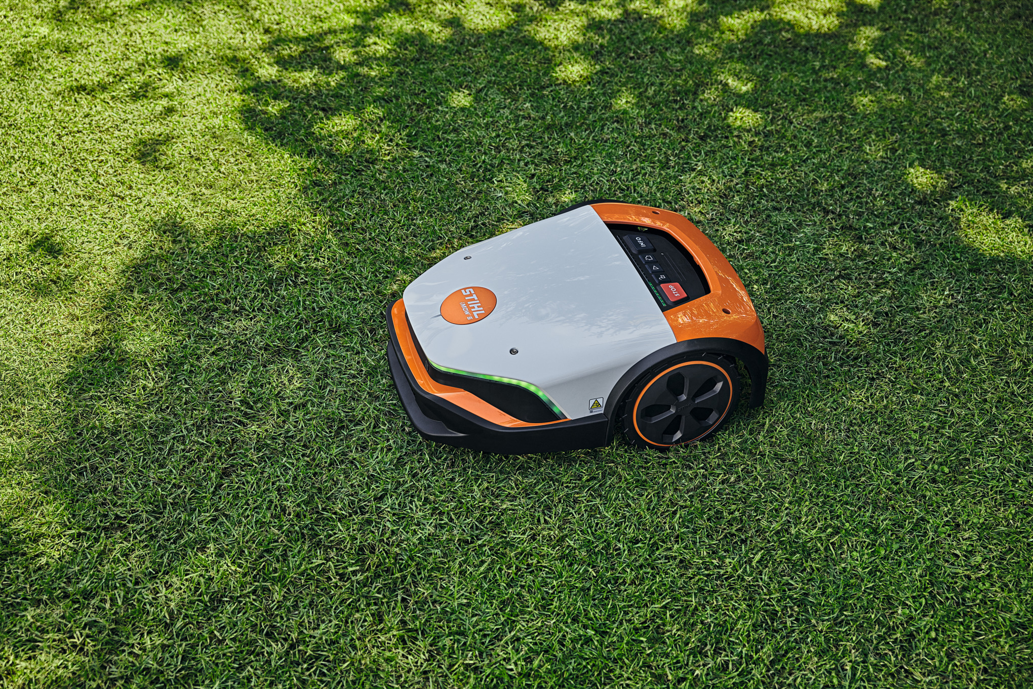 STIHL iMOW 5 Mähroboter auf grünem Rasen in Nahaufnahme