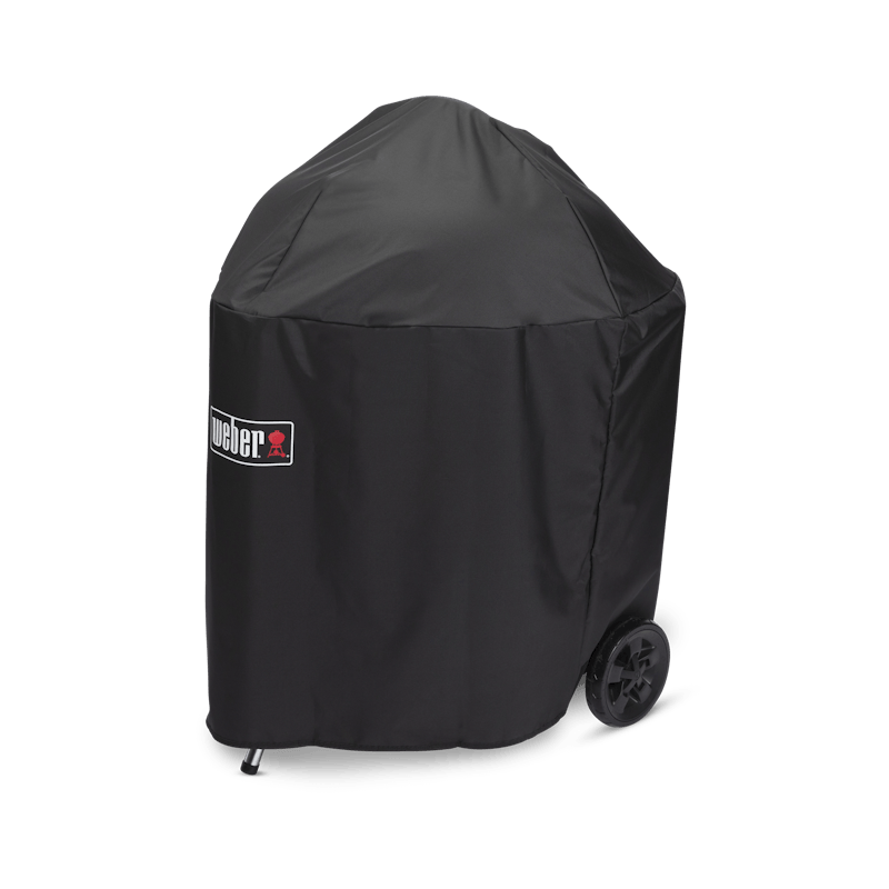 Weber Premium Abdeckhaube auf Master-Touch Holzkohlegrill in schwarz mit rotem Logo