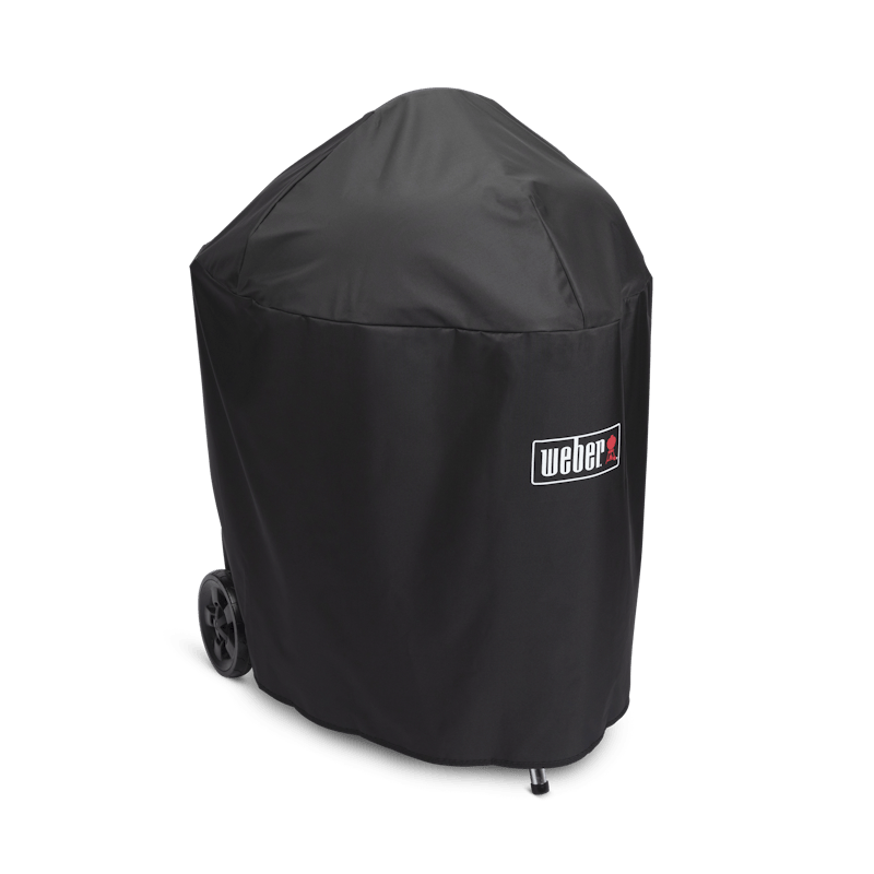 Schwarze Weber Premium Abdeckhaube über einem Holzkohlegrill mit Weber-Logo