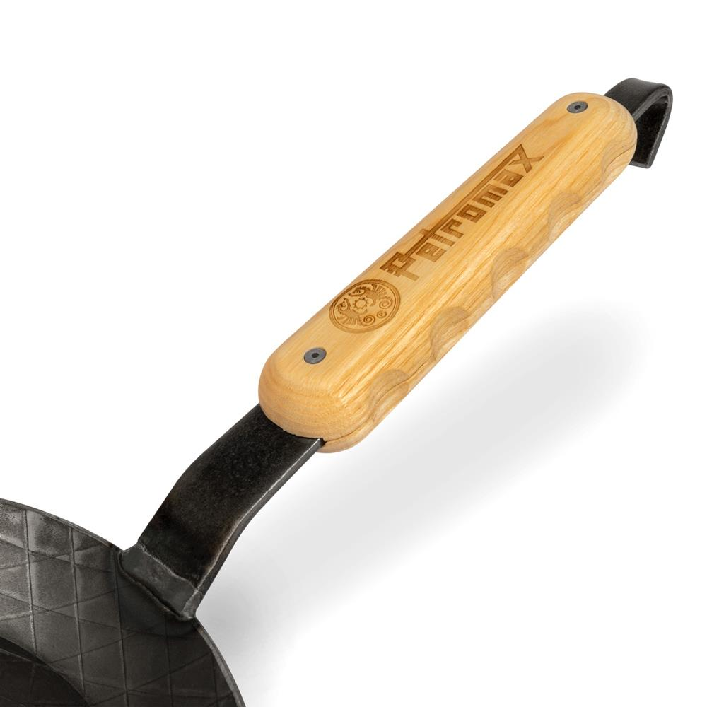 Petromax Holzgriff an schmiedeeiserner Pfanne mit Logo