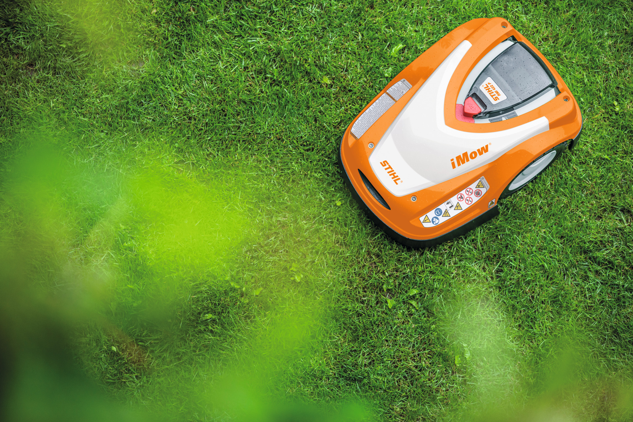 Stihl RMI 422 P Mähroboter arbeitet autonom auf grünem Rasen