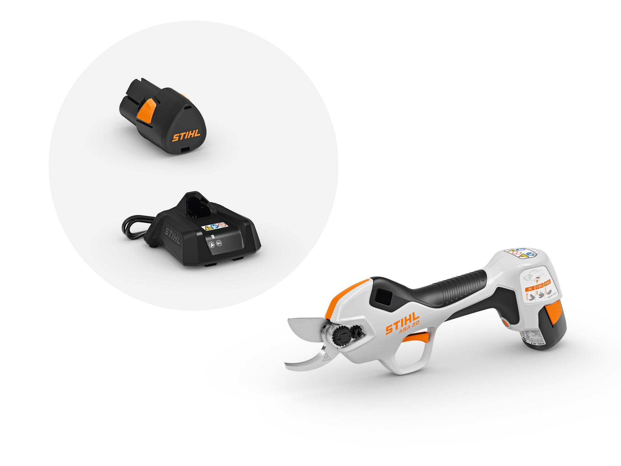 STIHL ASA 20 Akku-Astschere mit Akku AS 2 und Ladegerät AL 1 auf weißem Hintergrund