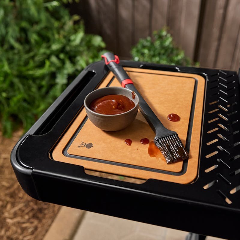 Weber WORKS Seitentisch mit Schneidebrett, Grillsoße und Pinsel