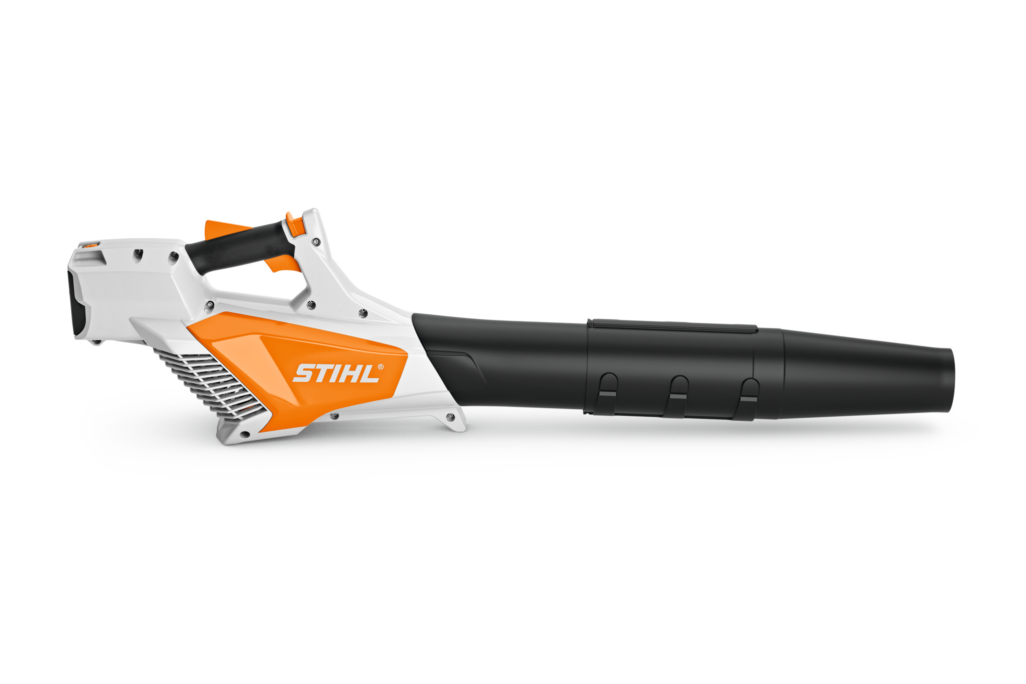 Stihl BGA 57 Akku-Blasgerät in Weiß und Orange auf neutralem Hintergrund