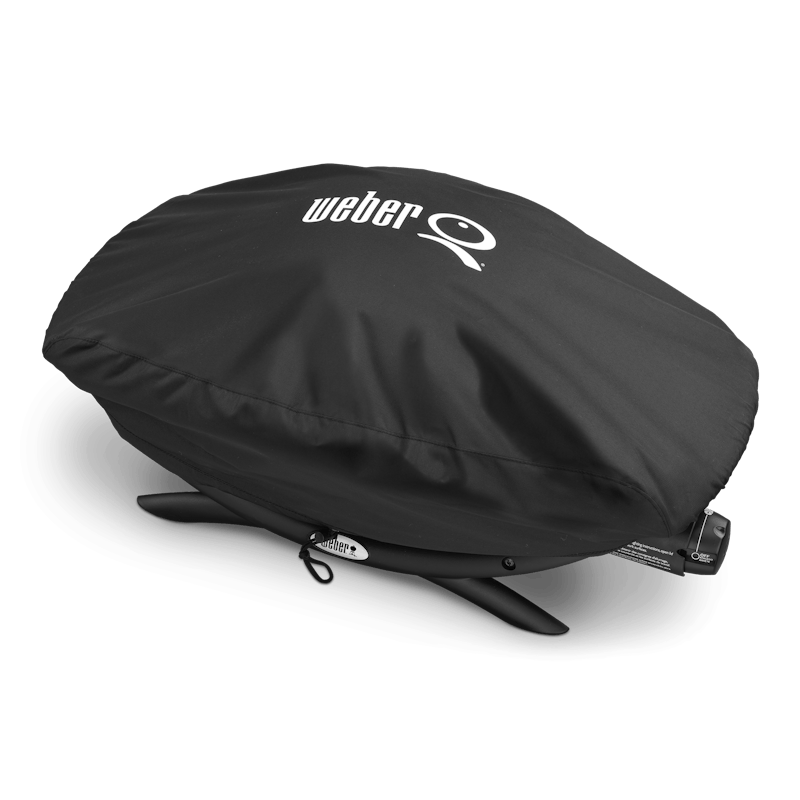 Weber Abdeckhaube Standard Q200(0) Serie über einem Grill mit Klettbändern und Logo