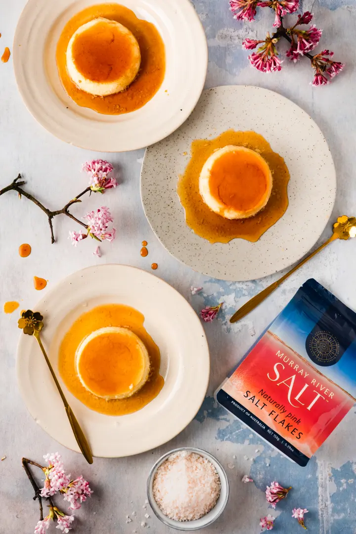 Creme Caramel auf Tellern mit Murray River Salt Packung und Salzflocken