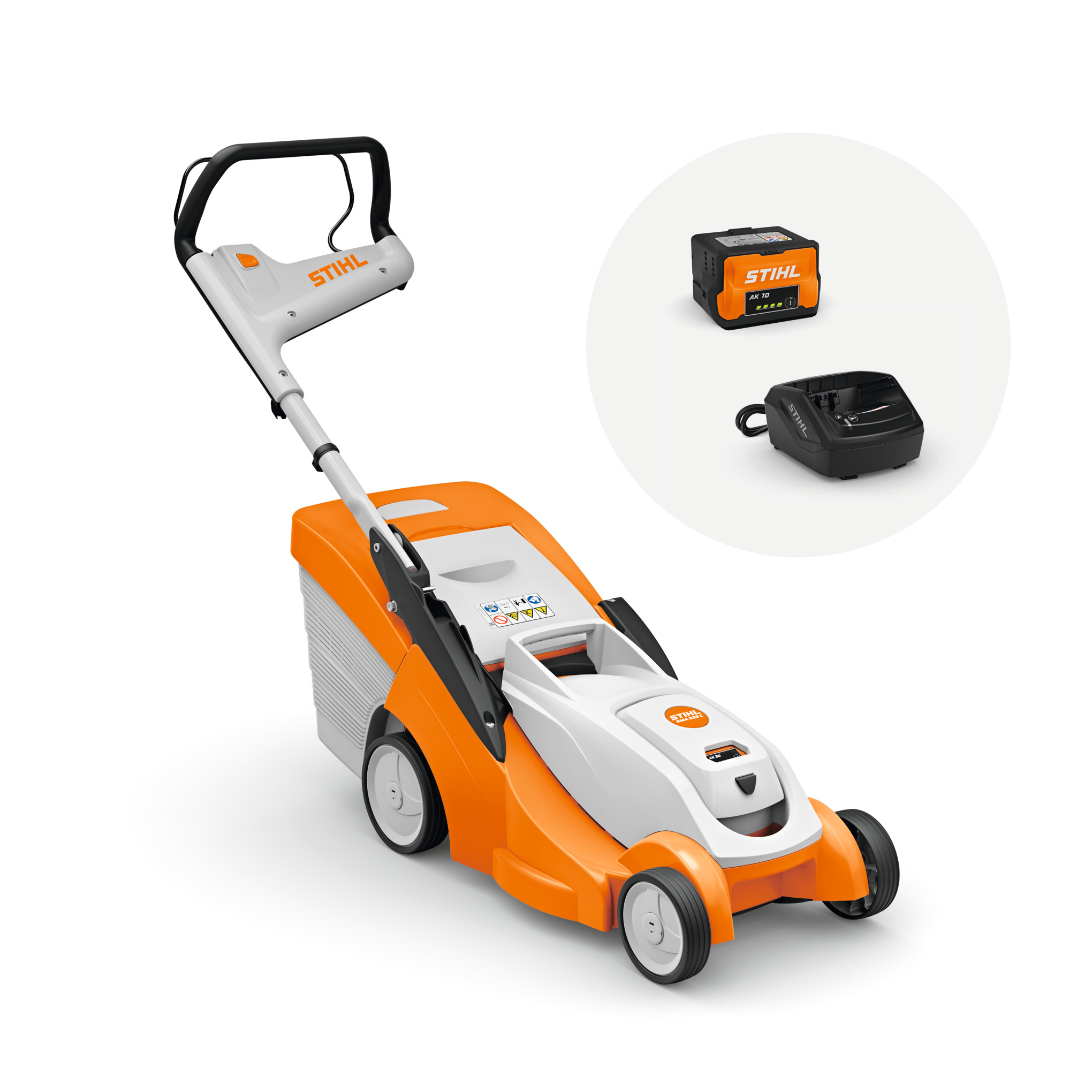 Stihl RMA 239 C Rasenmäher mit Akku AK 20 und Ladegerät AL 101 auf weißem Hintergrund