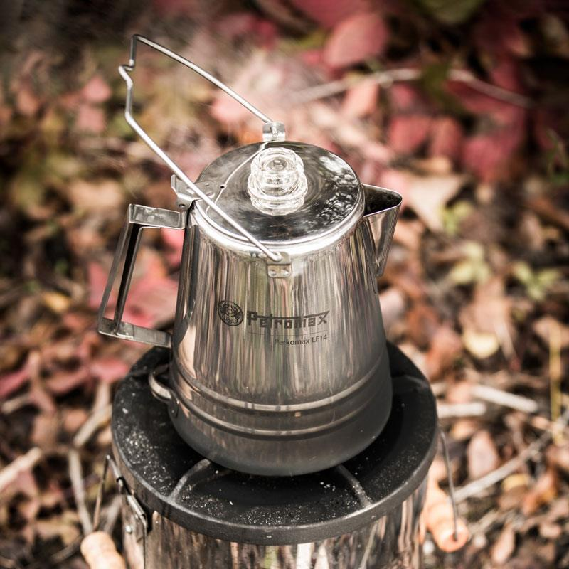 Petromax Perkolator aus Edelstahl auf Outdoor-Kocher im Herbst