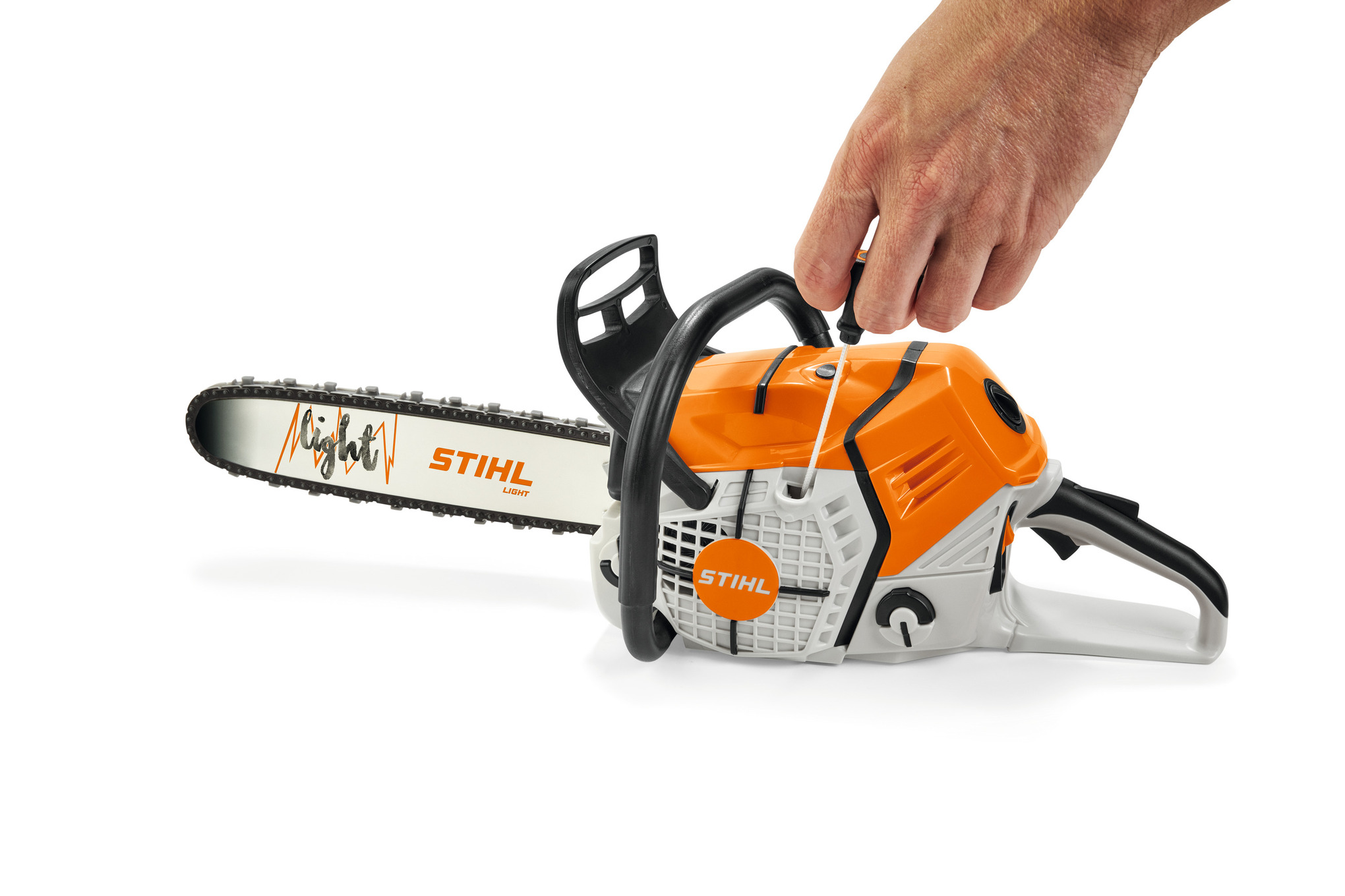 Hand hält Stihl Spielzeug-Säge in Orange und Weiß mit beweglicher Kette