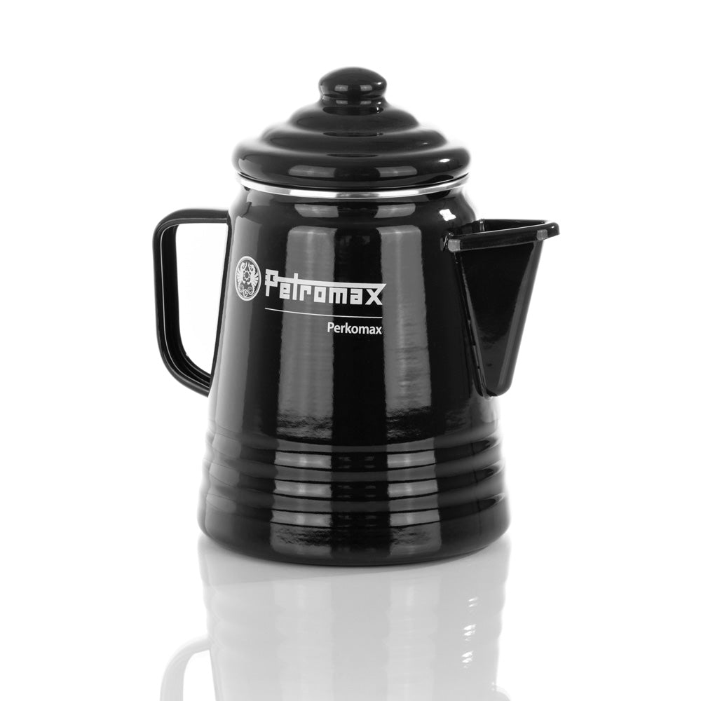 Schwarzer Petromax Perkomax Perkolator auf reflektierender Oberfläche