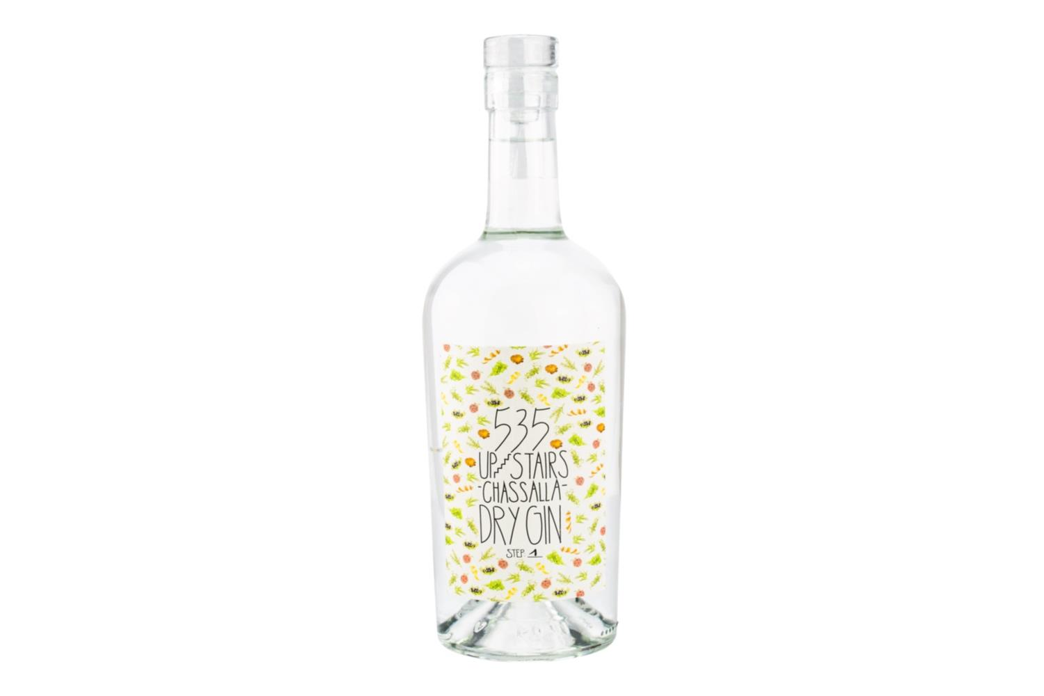 Klare Glasflasche von 535 Upstairs Chassalla Dry Gin mit buntem Botanical-Etikett