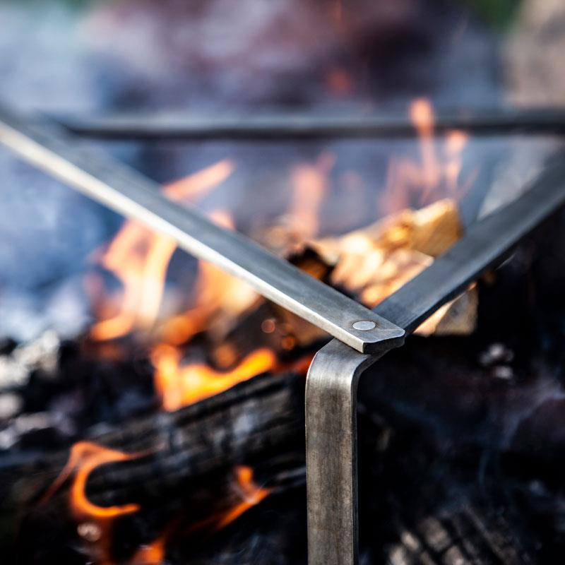 Petromax Pfannenknecht über Lagerfeuer im Einsatz