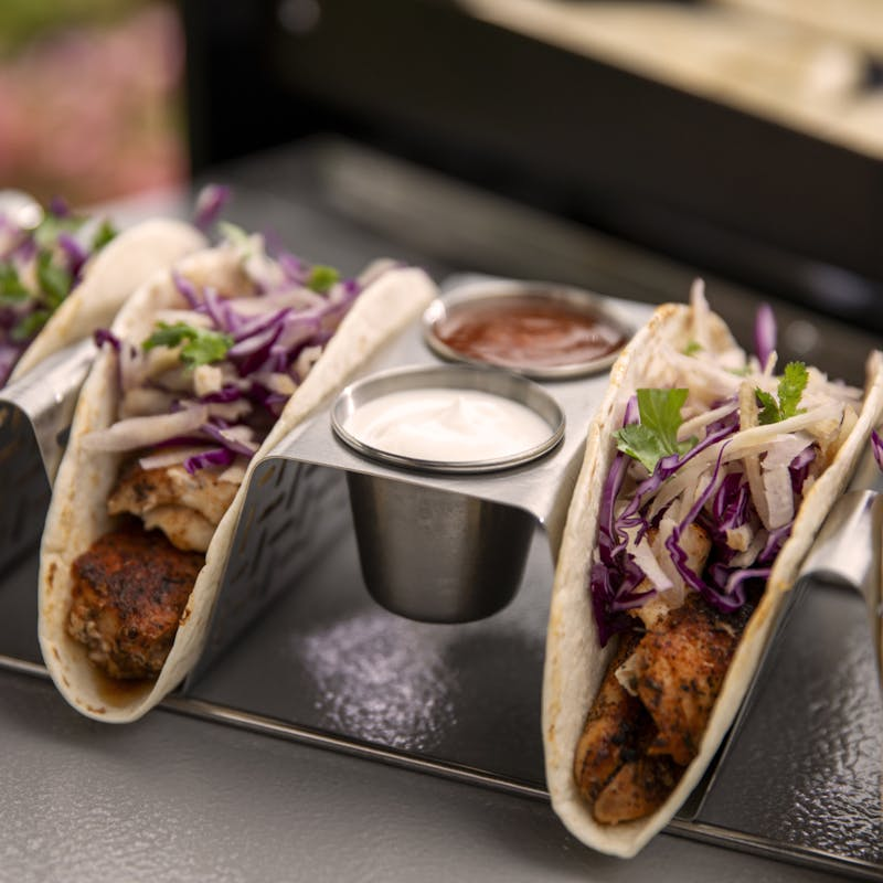 Edelstahl Weber Taco Rack mit gefüllten Tacos und integrierten Dipschalen