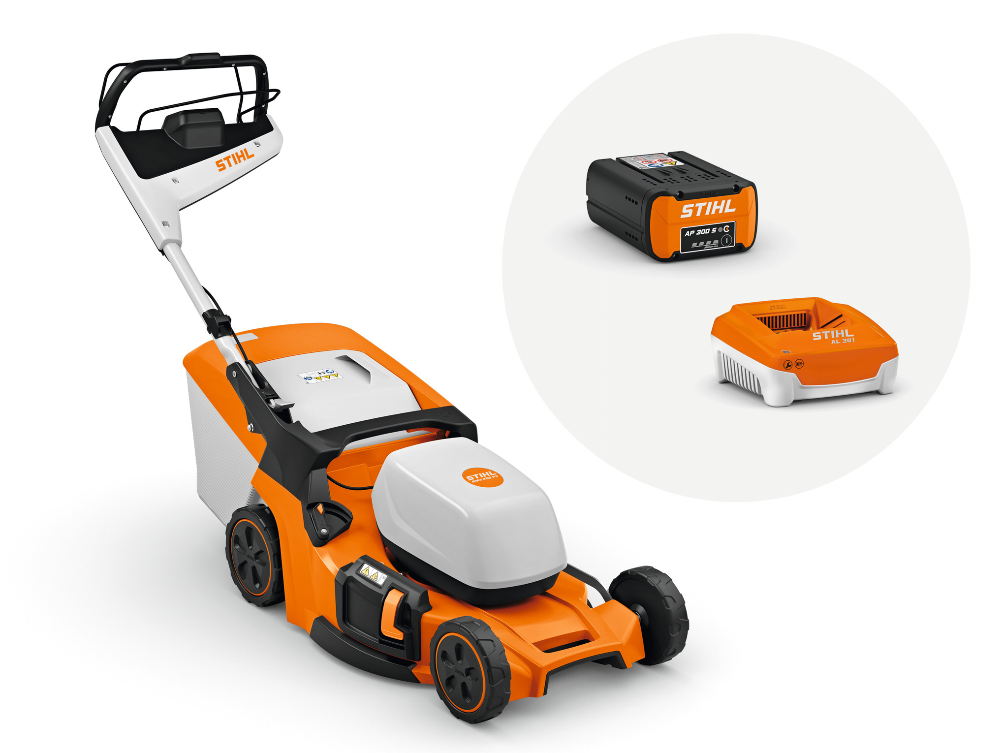 STIHL RMA 453 PV Akku-Rasenmäher mit AP 300 S Akku und AL 301 Ladegerät auf weißem Hintergrund