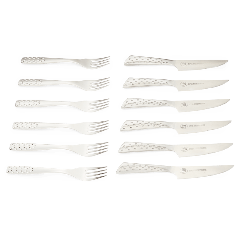 Weber Deluxe 12-teiliges Steak-Set aus Edelstahl mit ergonomischen Griffen auf grünem Hintergrund