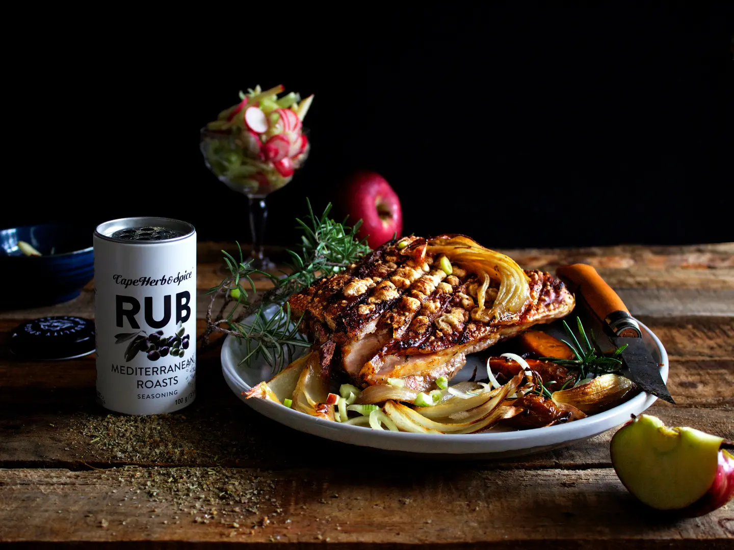 Gebratenes Hähnchen mit Cape Herb Rub Mediterranean Roasts auf rustikalem Tisch