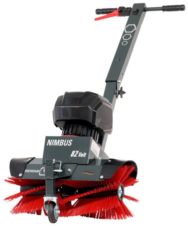 Elektrische Kehrmaschine KM Nimbus 82V mit ergonomischem Lenkbügel und roten Bürsten