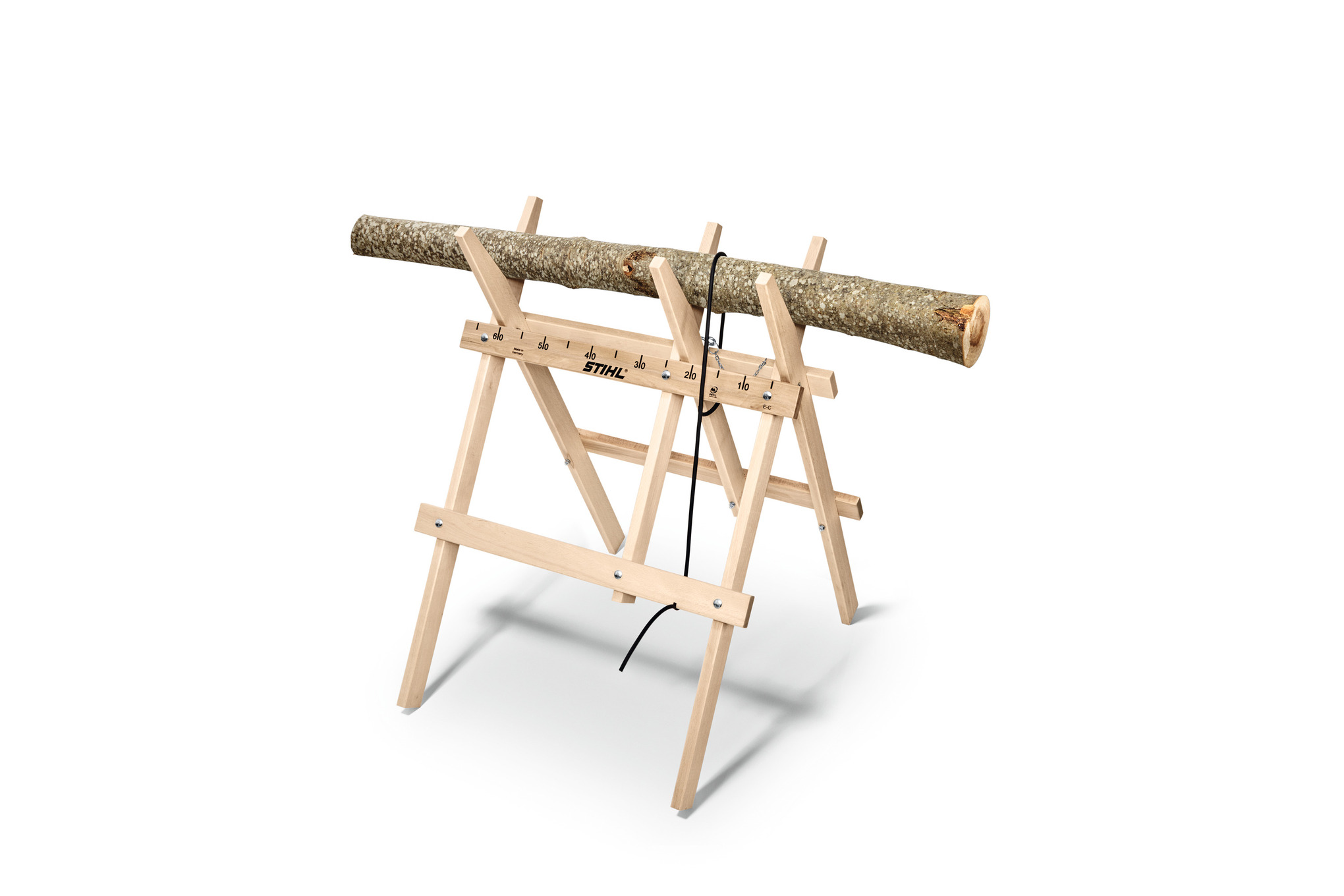 STIHL Holz-Sägebock mit fixiertem Baumstamm und Maßskala