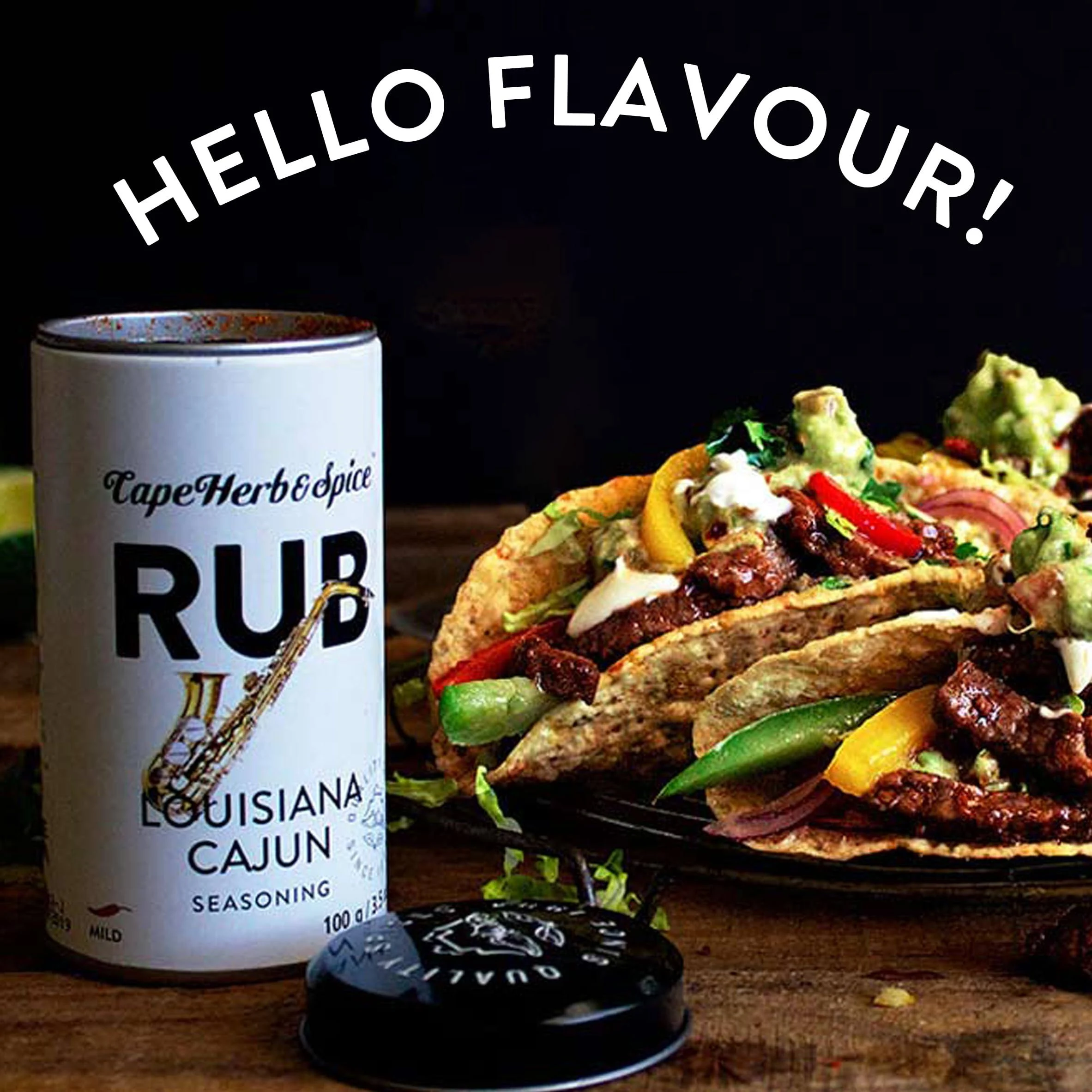 Cape Herb Rub Louisiana Cajun Gewürzdose vor Tacos auf dunklem Hintergrund