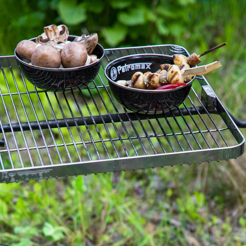 Petromax Emaille Schalen mit Essen auf einem Outdoor-Grill