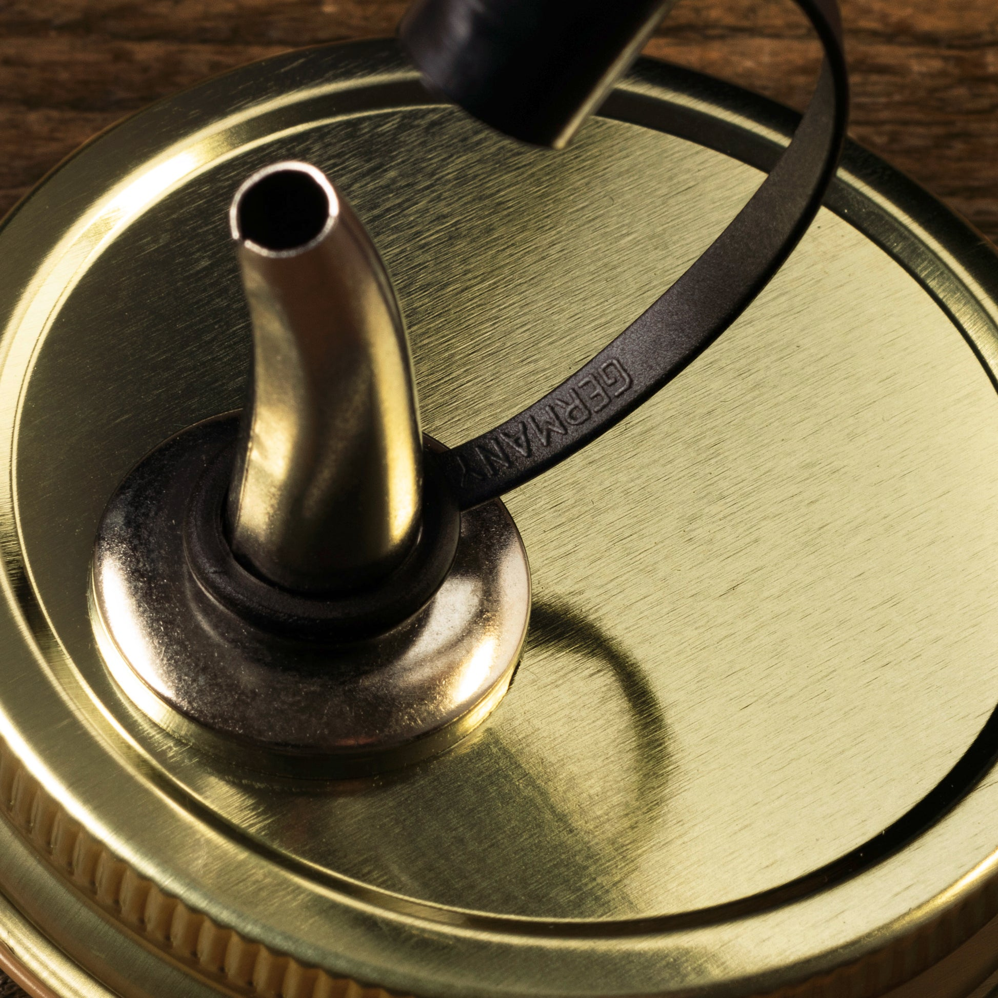 Nahaufnahme eines O'Donnell Ausgießers auf einem goldenen Mason Jar Deckel