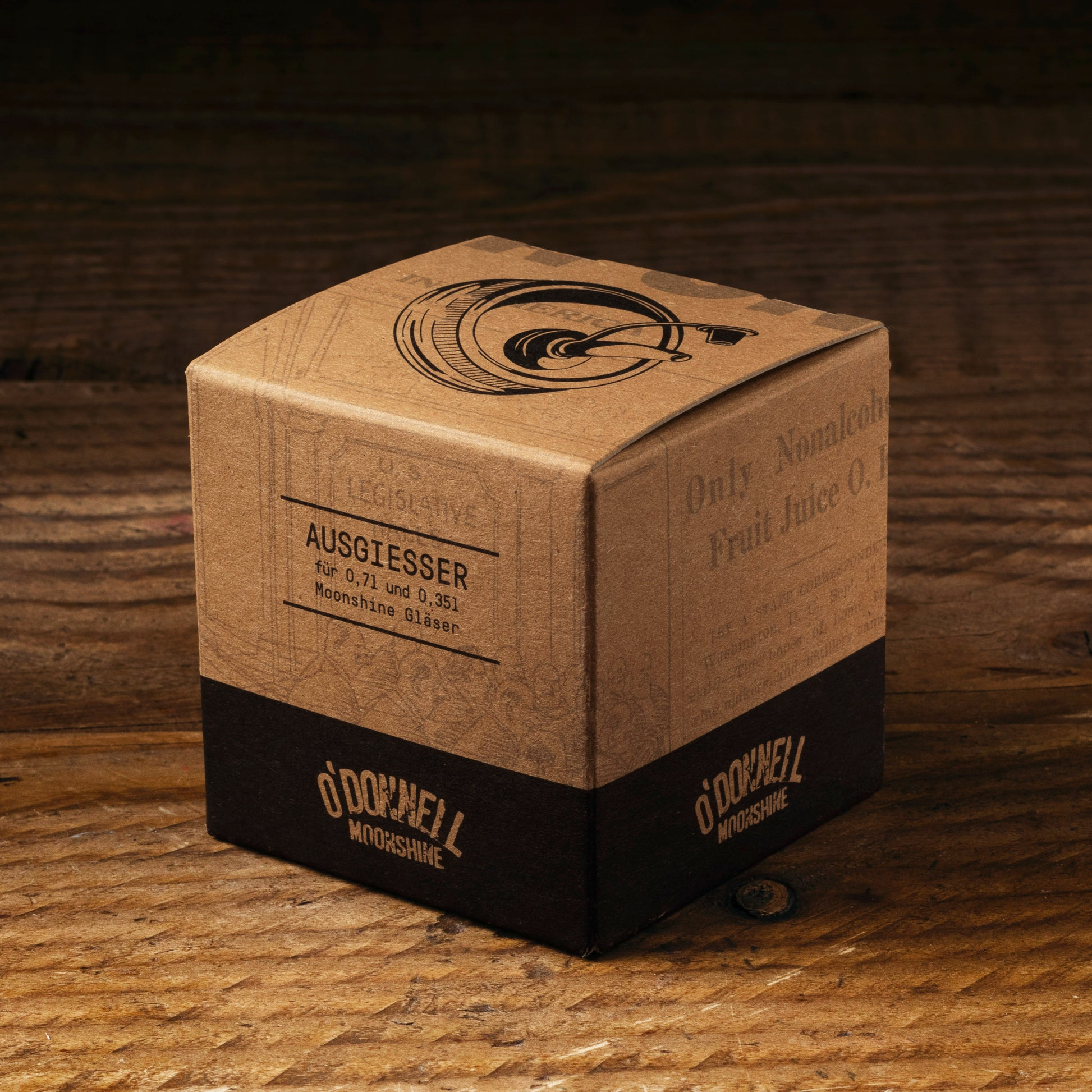 Verpackung von O'Donnell Ausgießer für Mason Jars auf rustikalem Holztisch