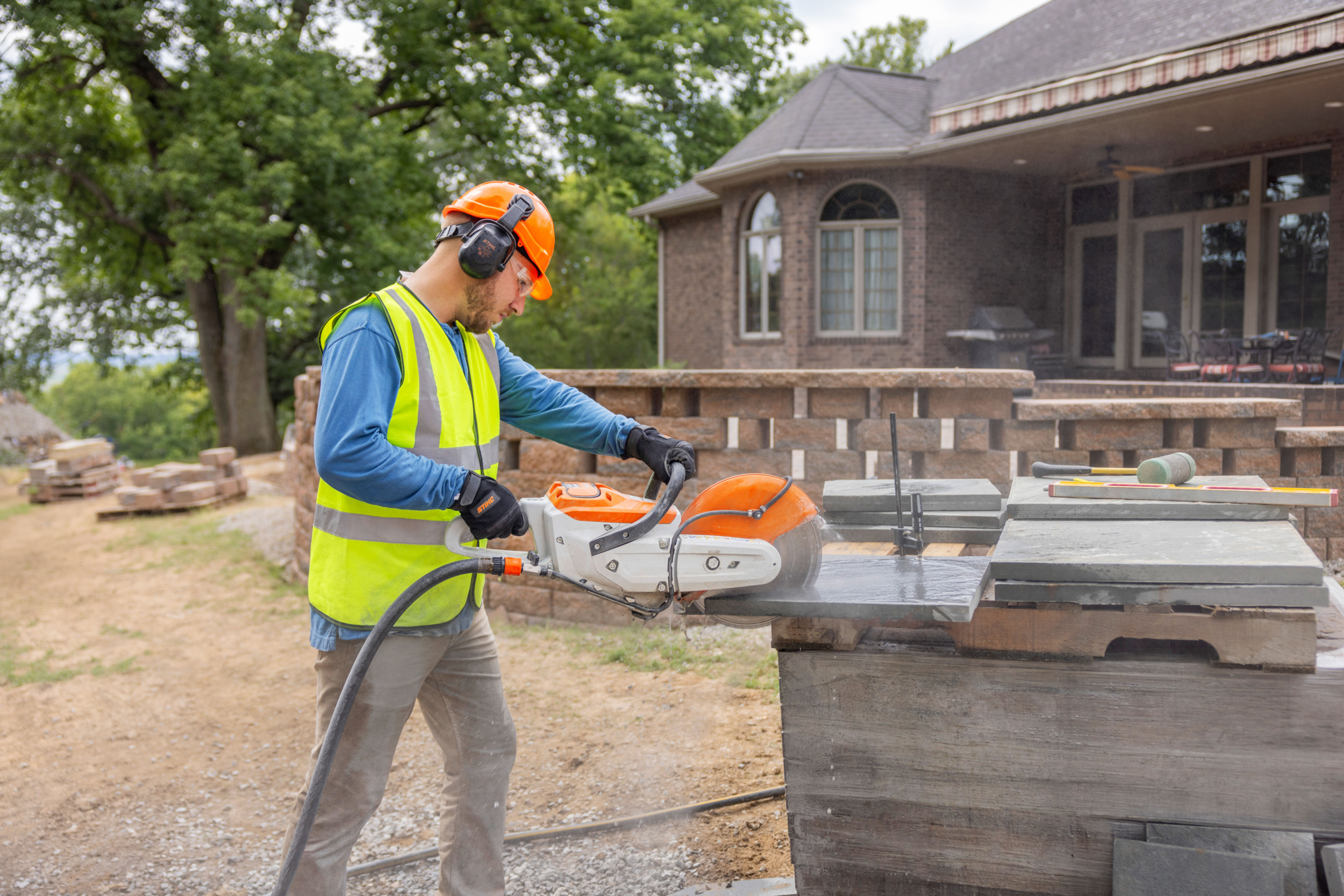 Professioneller Arbeiter verwendet STIHL TSA 300 Akku-Trennschleifer auf Baustelle